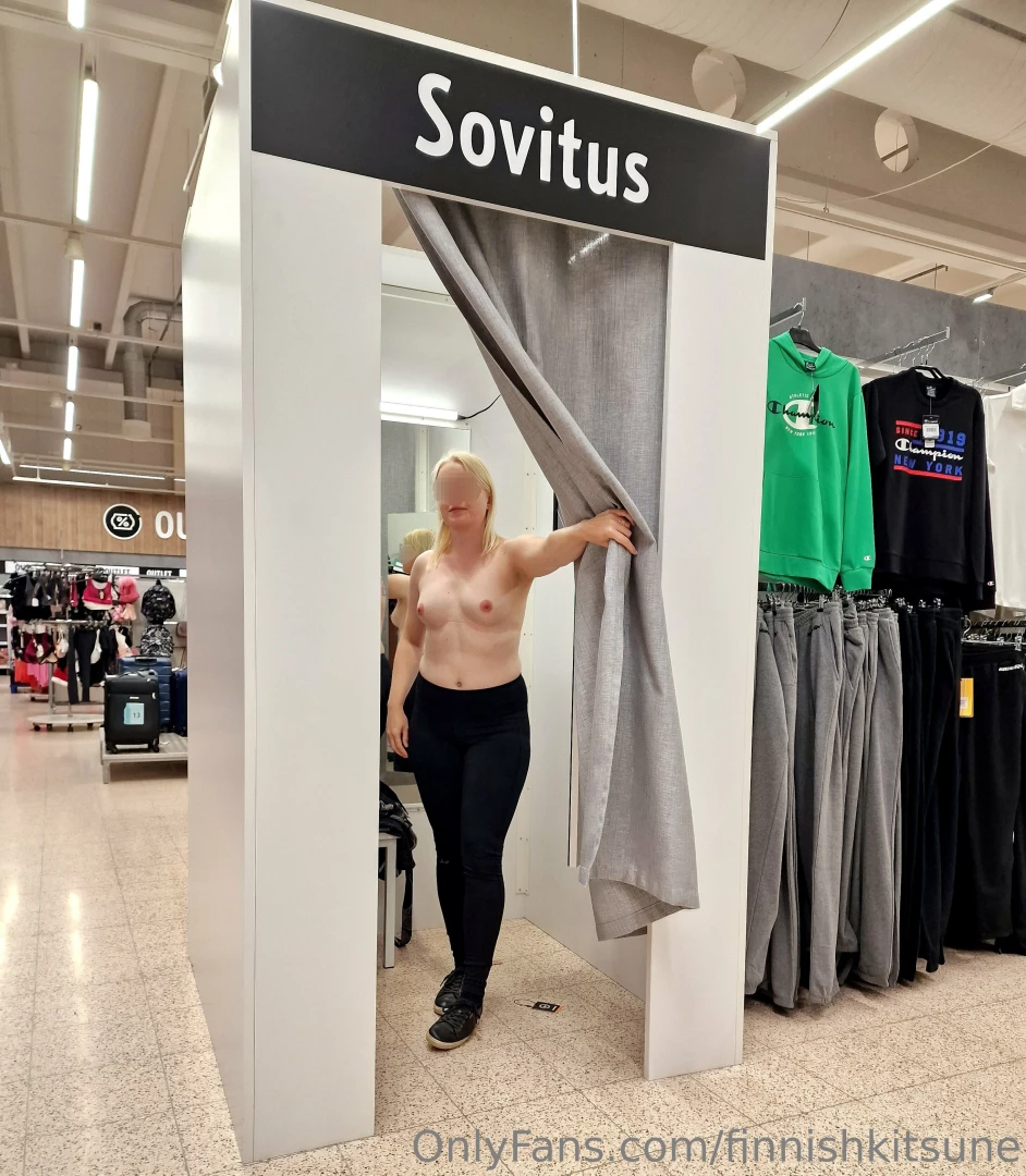Vaatteita sovittelemassa trying on some clothes 
