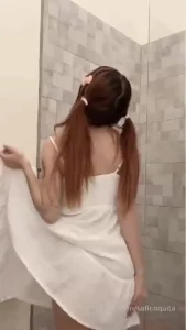 Mimimi sofi chikita antes de tomar una ducha de beb