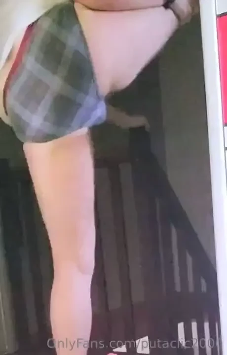 Assez souple pour se prendre une bite dans cette position 