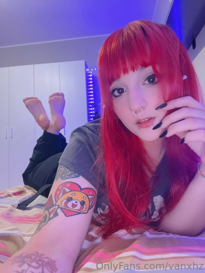 Sono cos stanca ti andrebbe di massaggiare questi piedini sudati i m part 1 