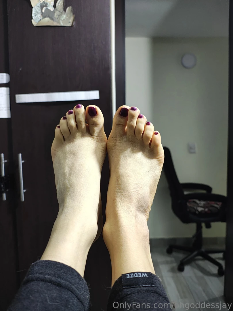 Happy new year 2025 pls help me select a new nail color 