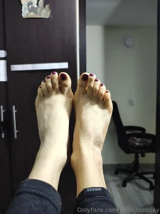 Happy new year 2025 pls help me select a new nail color