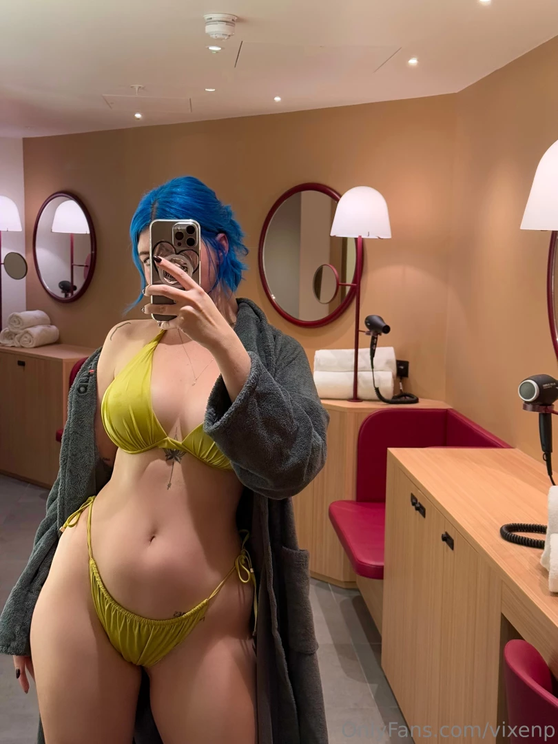 Hii just a quick mirror pic from the pool for you 