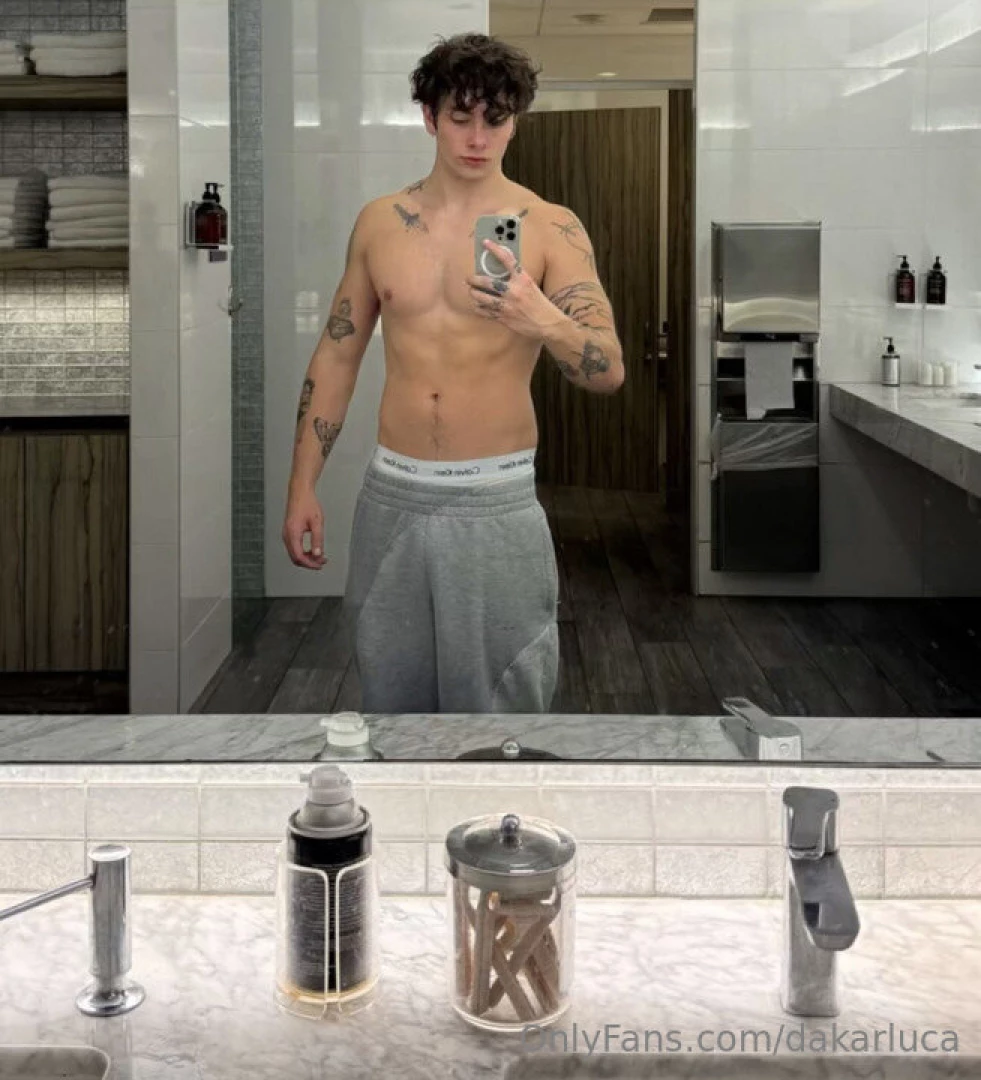 Bathroom selfies before i get in the shower if u wanna join just 