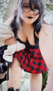 What would you do if you saw this horny goth girl takin cute pics