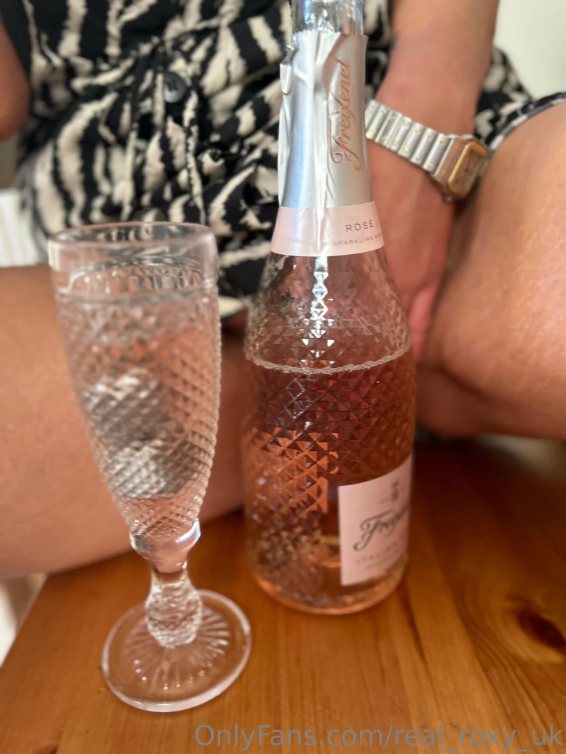 Nothing like a naughty pose sesh who fancies seeing some full content part 2 