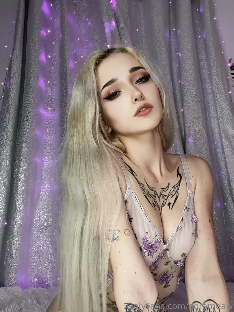 Gamer by day seductress by night wanna join me 