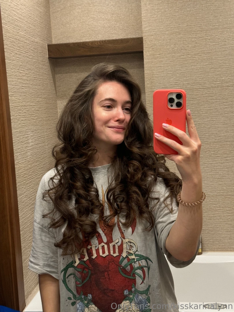 Do you like curly girls or straight hair 