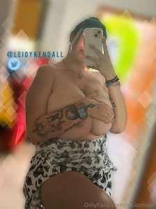 Te he dejado unas fotos en mensajes para que disfrutes de mi outfit y