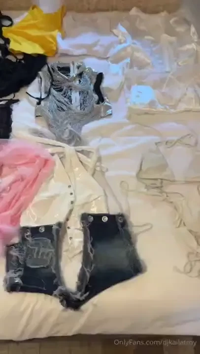 Going live with krisondra at 3 30pm pst which should i wear 