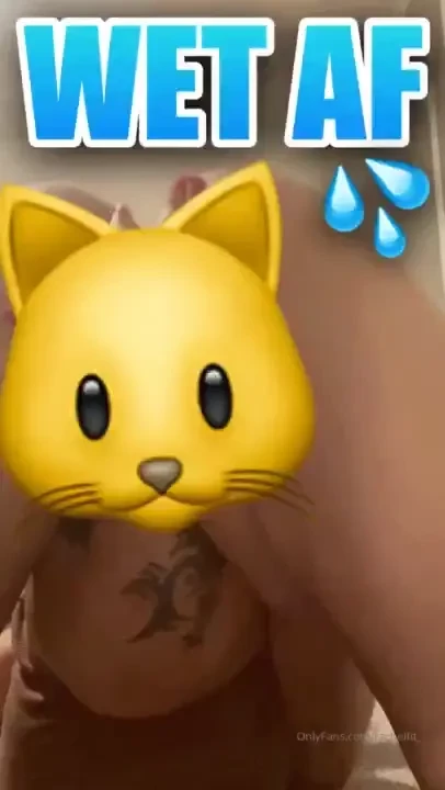 Rubbin on dis clit all up in ur face as i m bouncing these pussy lips 