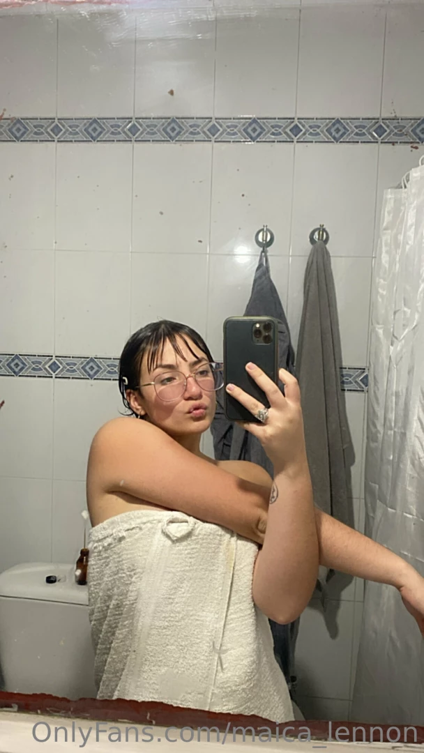 Dripping wet in my towel can u dry me off 