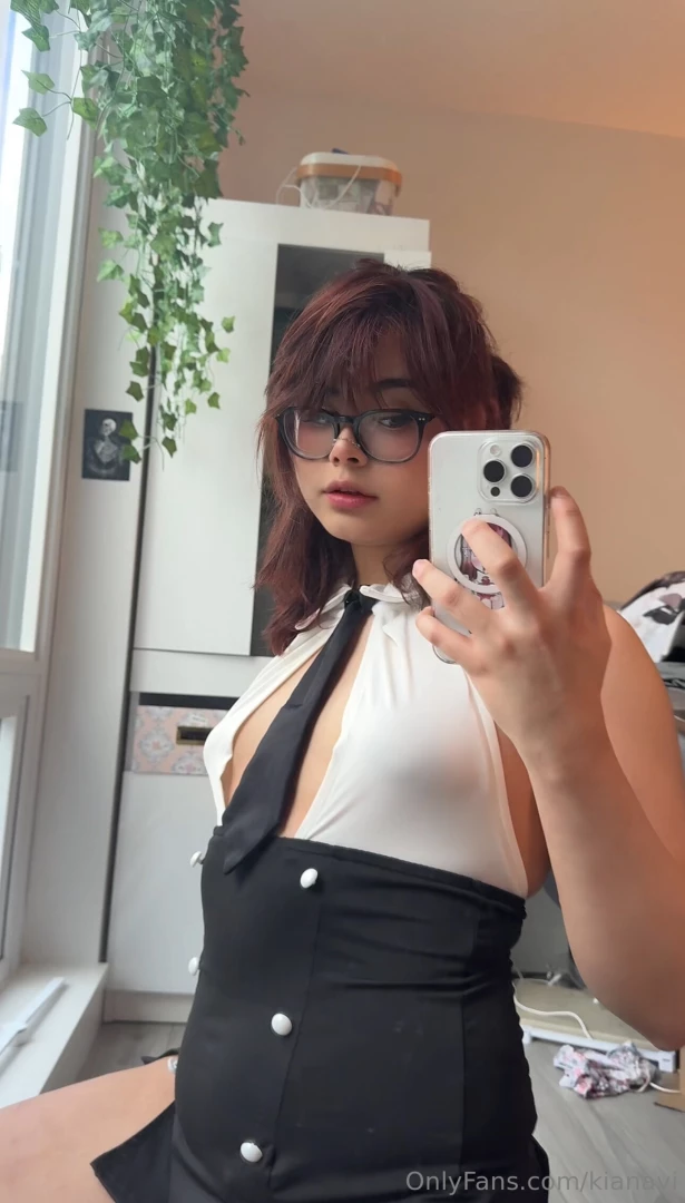 Keep swiping for my titties 