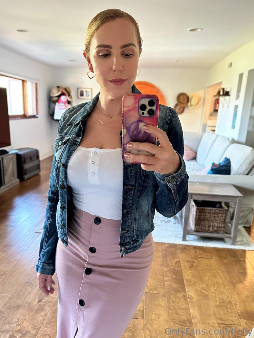 Mirror caught me lookin too damn fine to keep it to myself feelin hot 