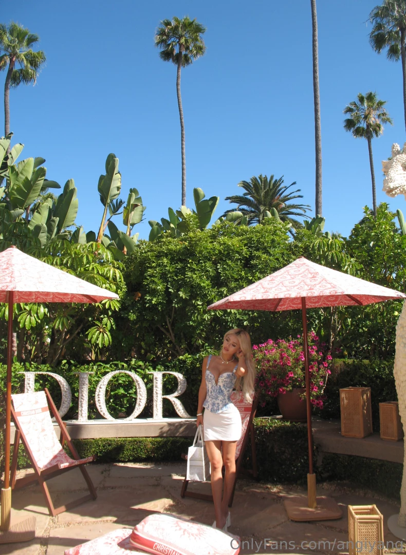 Which pic wins if u vote for the winning pic u get a freebie tonight part 2 