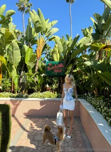 Which pic wins if u vote for the winning pic u get a freebie tonight