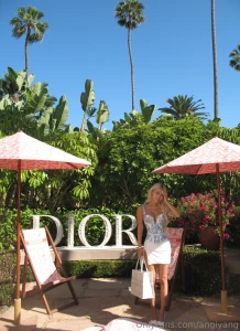 Which pic wins if u vote for the winning pic u get a freebie tonight part 1