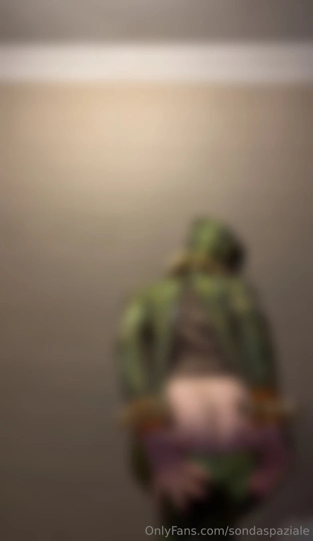 Pov sono vestita tutta strana e mi mostro davanti a te cosa mi avresti 