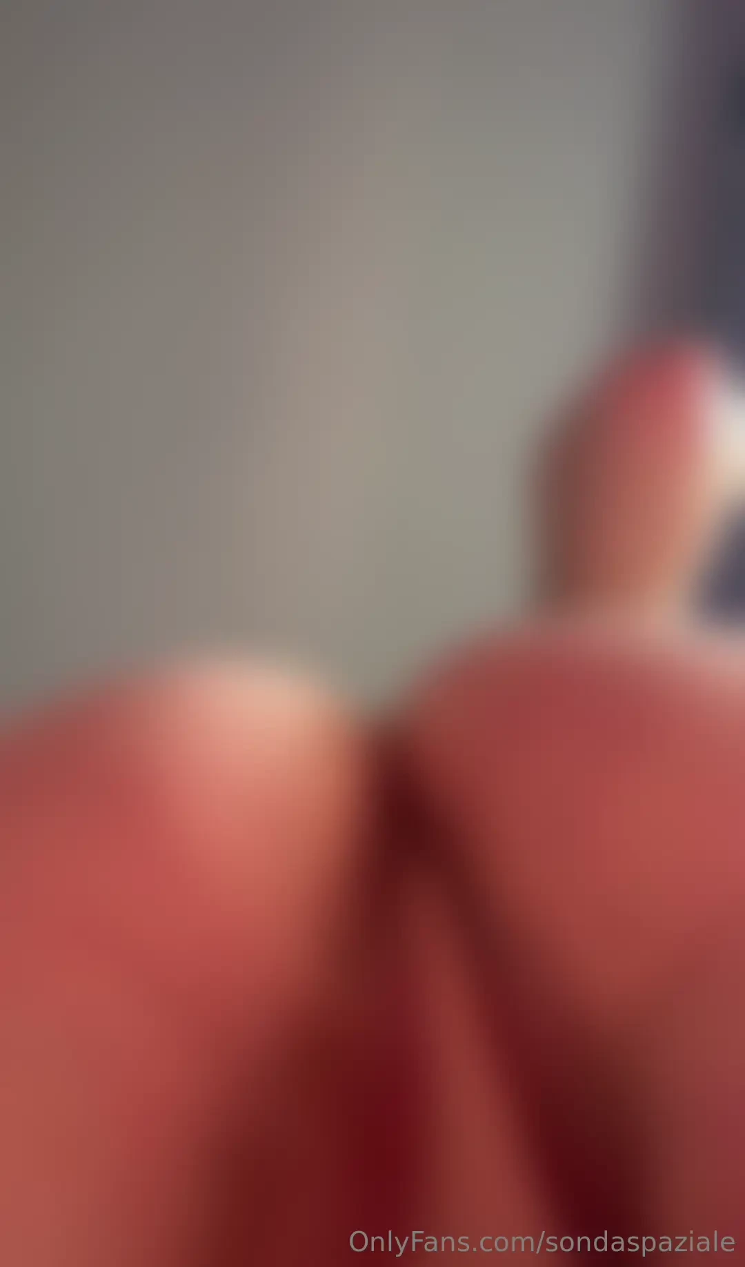 Ciao ciao ti sbatto il mio culo in faccia sopra il telefono video in 