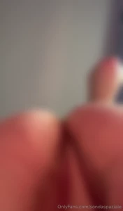 Ciao ciao ti sbatto il mio culo in faccia sopra il telefono video in