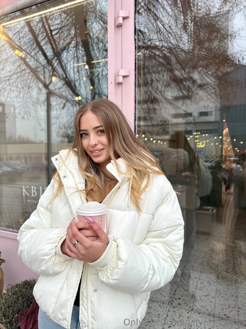 It s freezing outside but coffee brings a smile and warms me up 