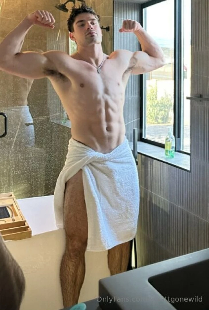 Ooops almost dropped the towel while flexing 