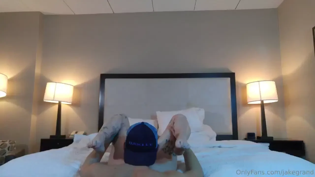 Guy eats petite alternative woman s pussy 