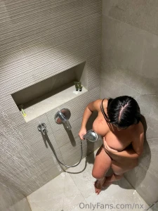 Oups je viens de faire tomber la savonette tu peux venir m en mettre