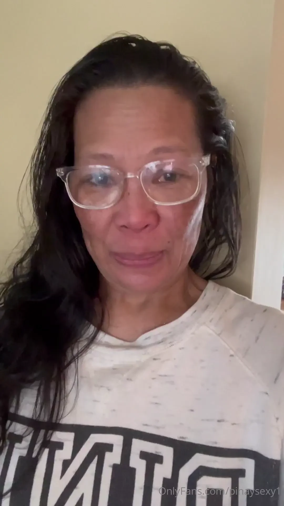 Hello guys happy sunday i m hurt amp i m sad i don t want to this 