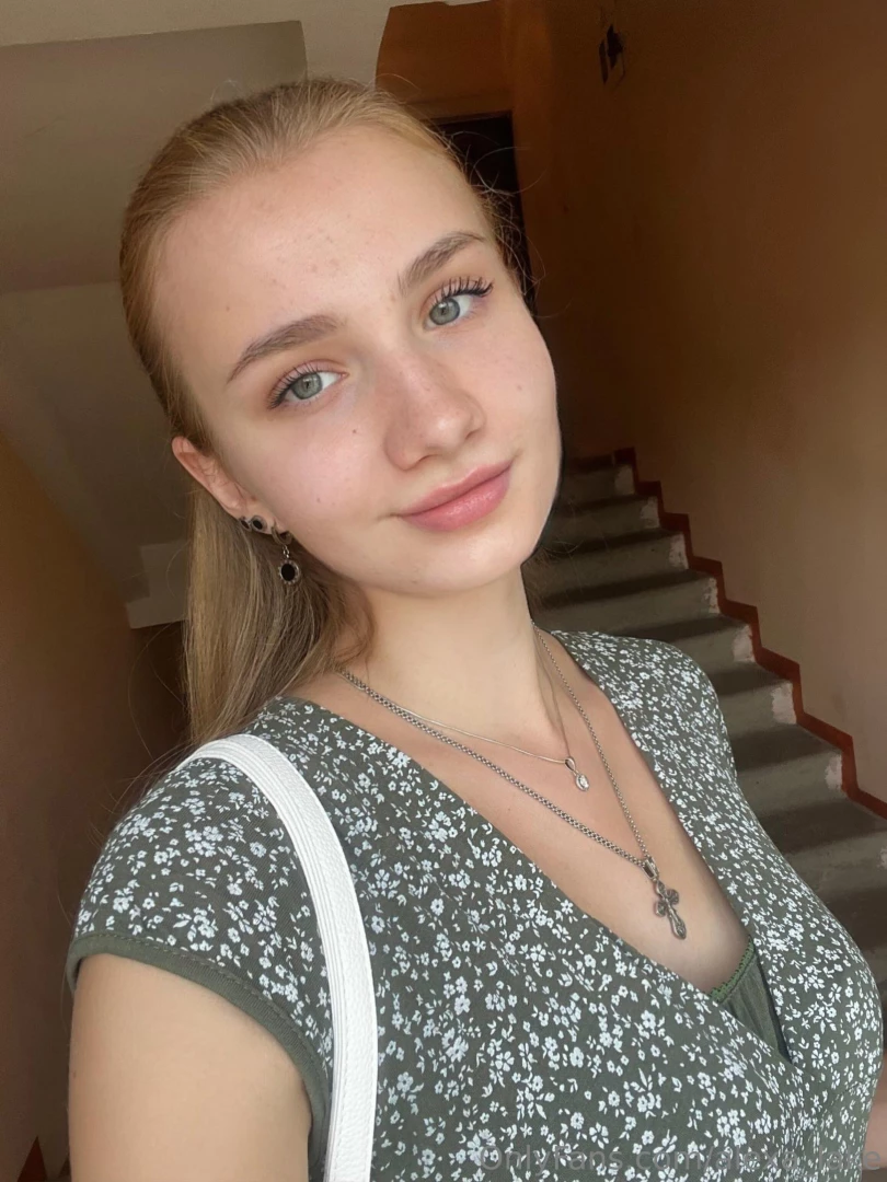 Cute kitty aria_blonde loves cocks of all sizes when she gets horny 