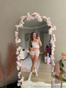 Mirror mirror do you think i m irresistible