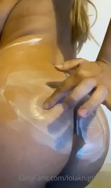 Rub the bum bum peaches and cream 