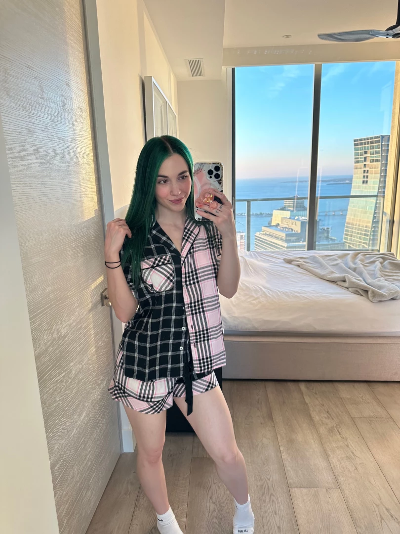 Just got up msg me baileyyrose 