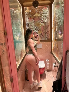 Who loves a little restroom fun dm me here baileyyrose