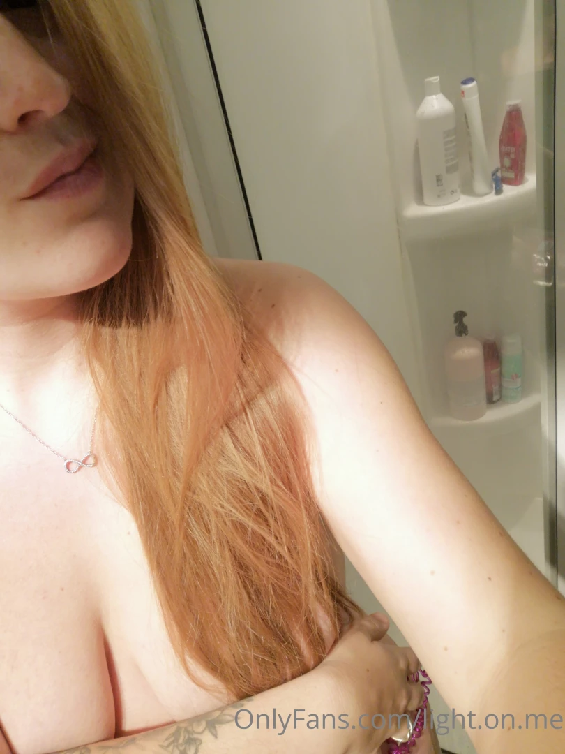 Tu me suis sous la douche matinale 