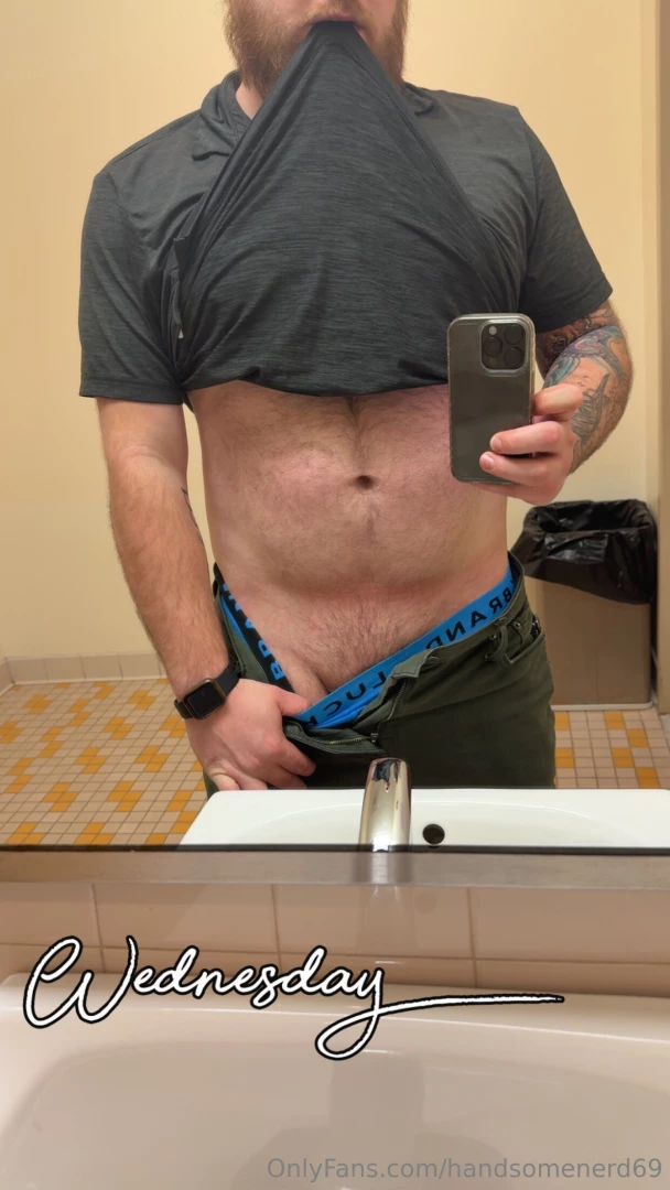 Who wants to watch daddy clean his office live tonight with some tip 