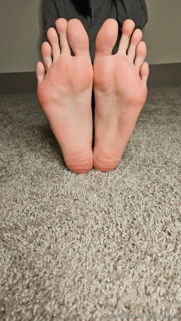 Reminder that my big perfect soles own you 