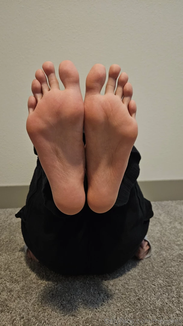 Big feet that can cover your face 