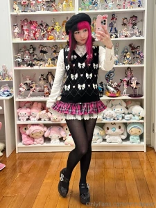 Sending out slutty photos in this preppy outfit soon p