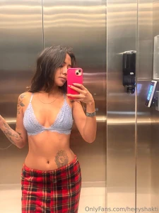 Que har as si te encontraras a tu vecina en el ascenor vestida as dime