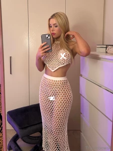 Can i hold your attention in this outfit
