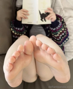 Feet part 320
