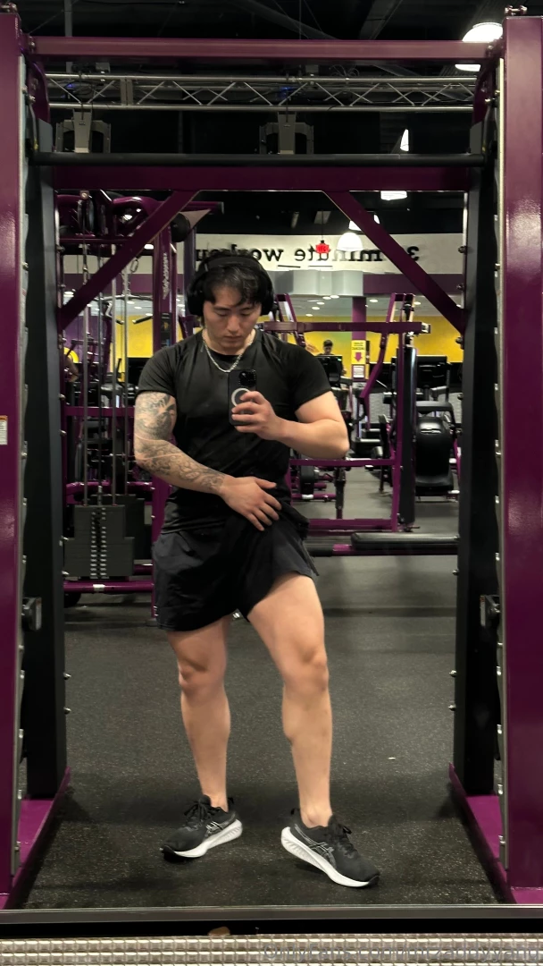 Dm me if you like strong legs 