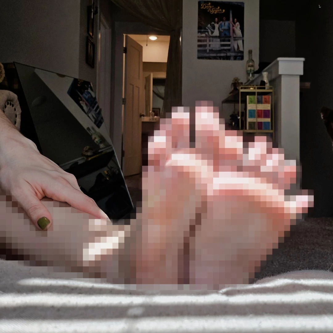 Been awhile since i gave you the chance to see my pretty toes 