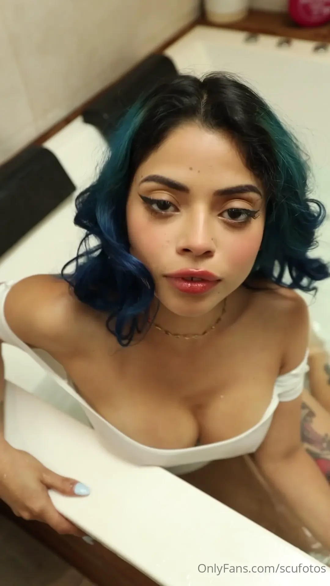 Quieres ver como fairysuicide_ se desnuda y se moja con la ducha en el 