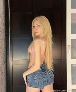 Blondegirl nomakeup bigass jeansshorts