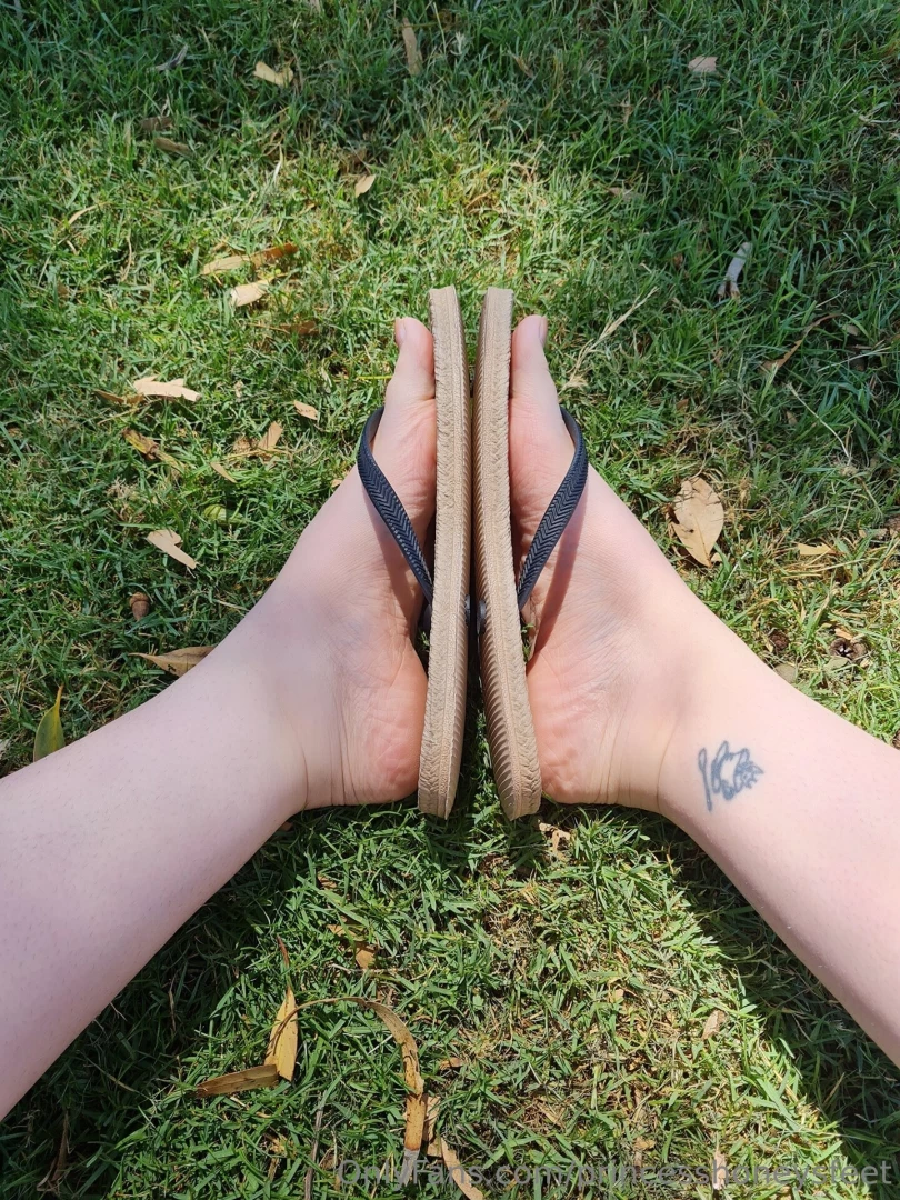 Long toe nails and flip flops 