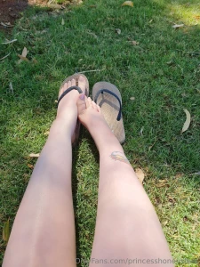 Long toe nails and flip flops part 1