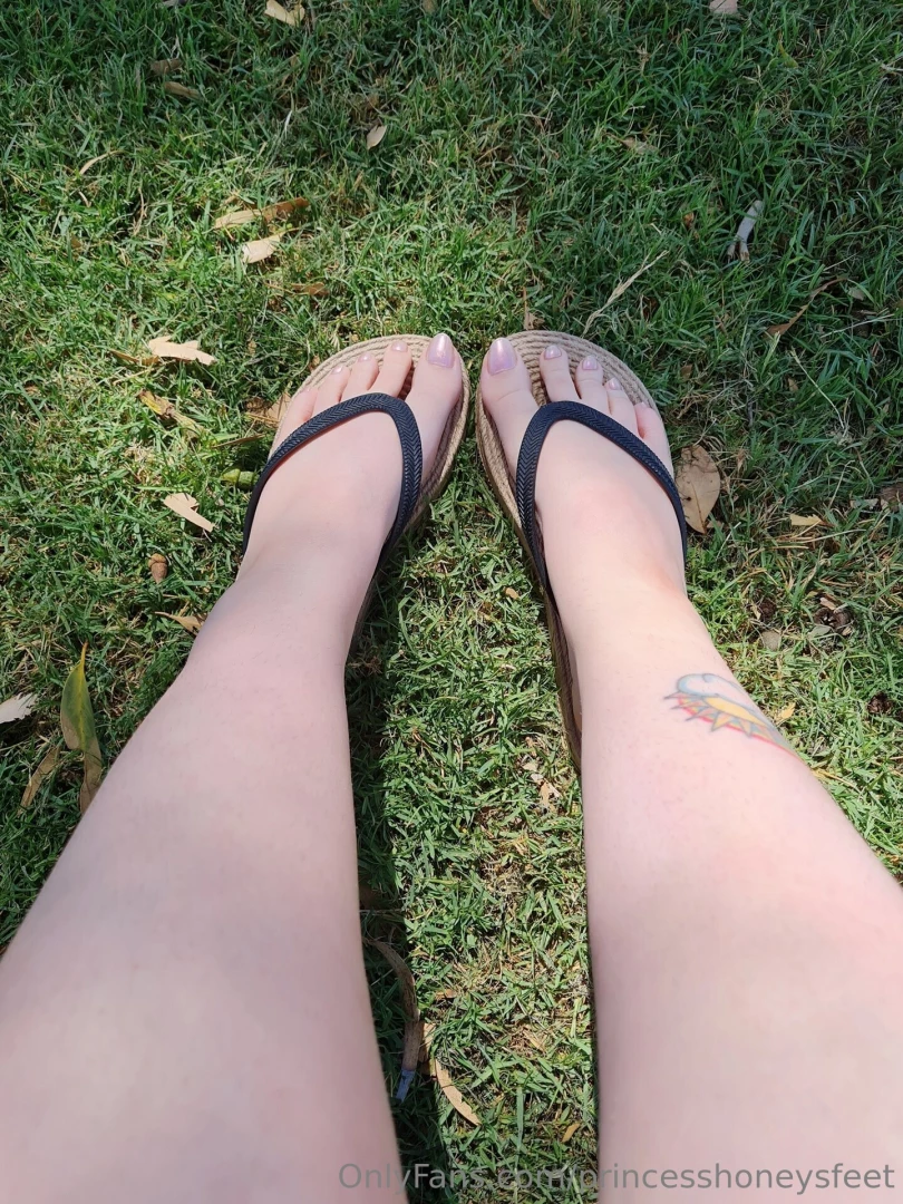 Long toe nails and flip flops part 2 