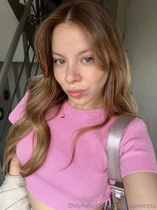 A morning selfie gm to everyonee sending kisses
